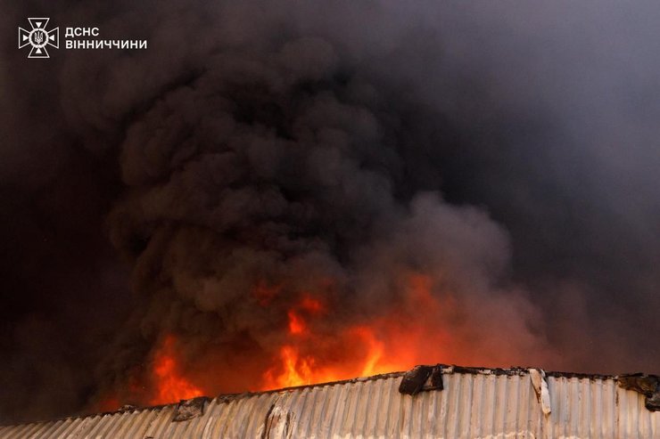 Пожежа після нічної атаки на Вінницю