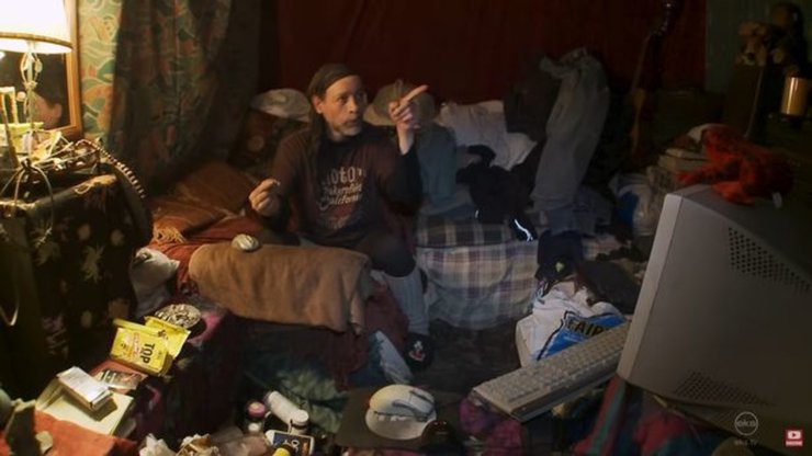 Чоловік жив під землею, життя в тунелях, людина-кріт, переховувався від людей, життя в підземеллі, підземне житло