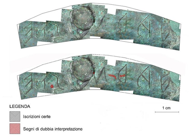 шлем, надписи, фото