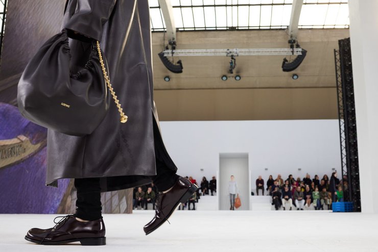 Показ Loewe осінь-зима 2023 фото