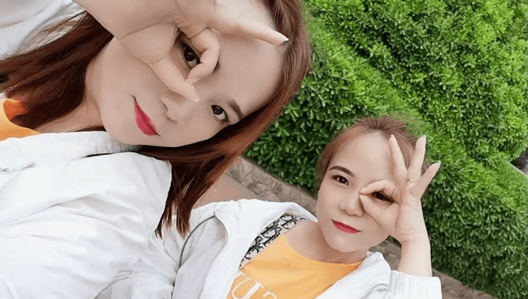 Сестры-близнецы, сестры воссоединились спустя 30 лет, ДНК-тест, история двух сестер, общий бизнес, разлучили в детстве,