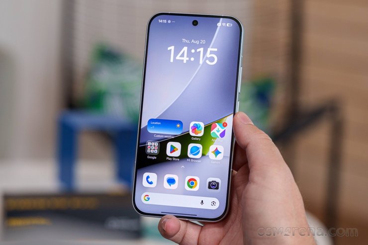 POCO F9 Pro смартфон в руке