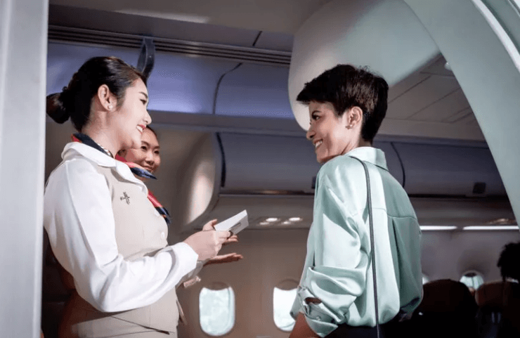 Стюардеса, пасажири літака, рейс, нахабна пасажирка, переліт, перший клас, економ-клас, суперечка в літаку, конфлікт, суперечка між жінками