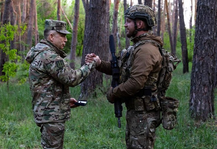 Олександр Сирський нагороджує бійців полку "Скала"