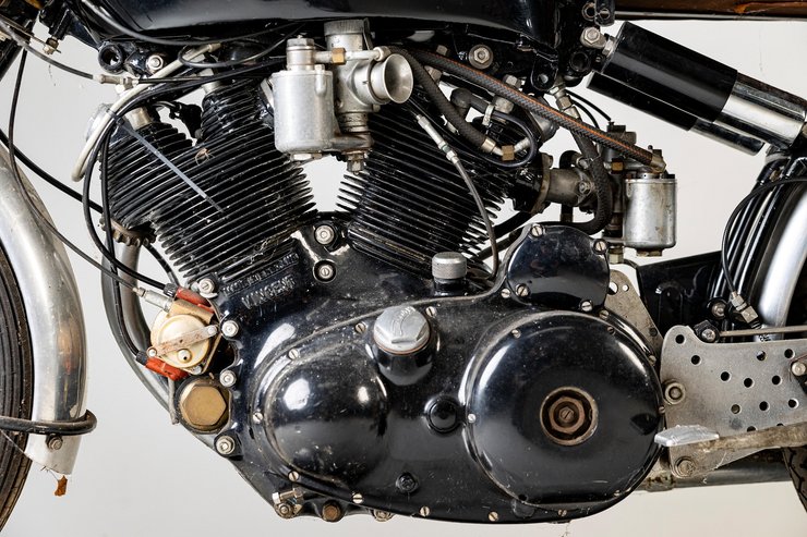 Байк оснащен 70-сильным двигателем V2