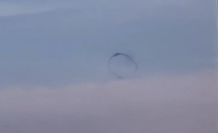 В небі над Китаєм з'явилось таємниче чорне рухоме коло, що це таке, аномалії, дивні атмосферні явища, курйози, фото, відео