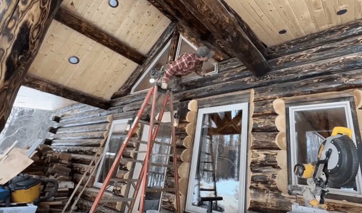 Будинок із колод, будинок на Алясці, будинок у глушині, купив ділянку, побудував будинок своїми руками, незвичайний будинок, закохався в природу, далеко від міста,