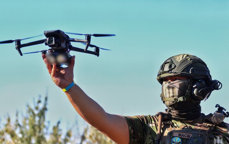 дрон в всу, военный с дроном, мавик 3