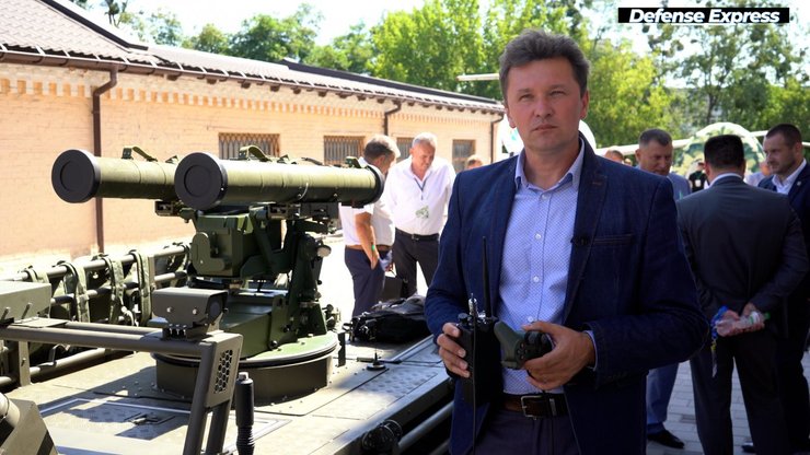 Директор по развитию и технологий UaDefense Александр Косарь с джойстиком для управления