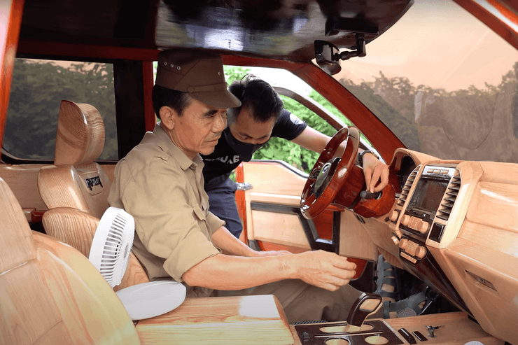 Пикап Ford F-150 Raptor из дерева