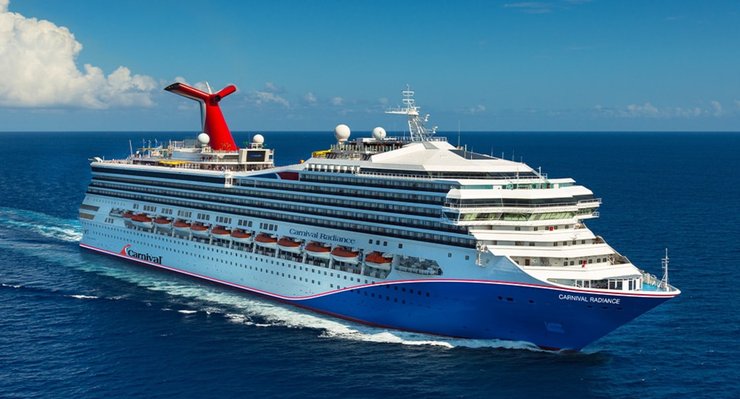 Круїзний лайнер Carnival Radiance йде по морю під ясним небом