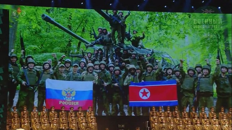 Спільне фото російських та північнокорейських солдатів