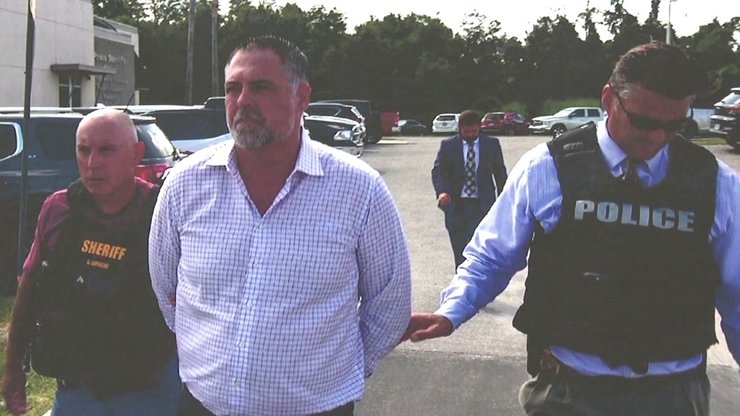 Строитель бассейнов украл деньги, афера, аферист, брал деньги за бассейн и не делал его, владелец компании, крал деньги