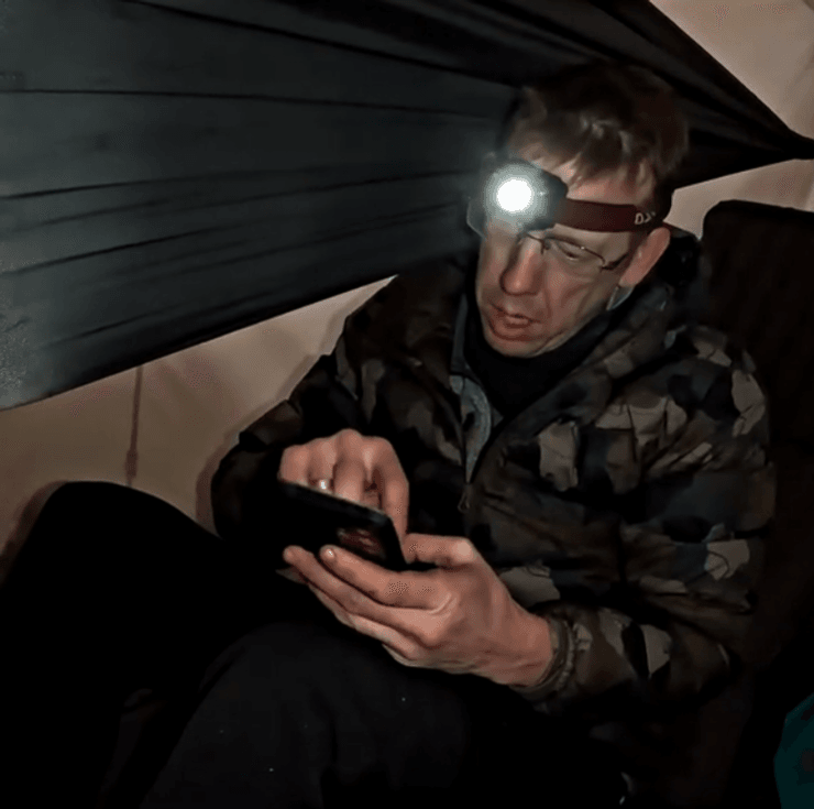 Палатка, ночь в лесу, турист в лесу, блогер Люк Николс, жуткий момент, зловещий звук, зловещий смех, койоты в лесу, койоты окружили палатку