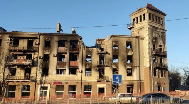 Дом с часами в Мариуполе