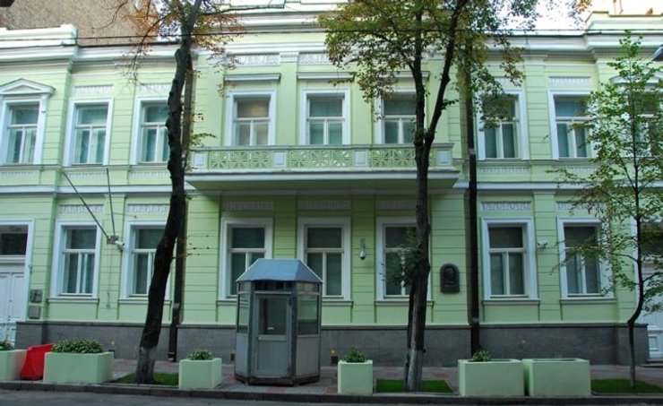 Посольство Великобритании находится на улице Десятинной