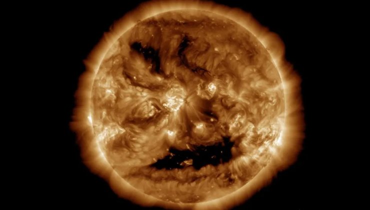 Хелоуинско лице на слънчевата коронална дупка Хелоуинско лице на слънчевата коронална дупка
