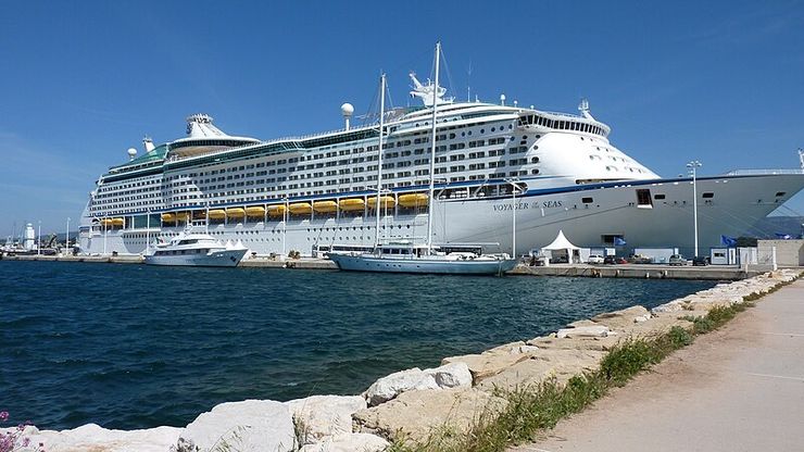 Мужчина 23 года путешествовал на круизном лайнере, круизный лайнер, жизнь на круизном лайнере, стоимость круиза, судно, корабль, причал