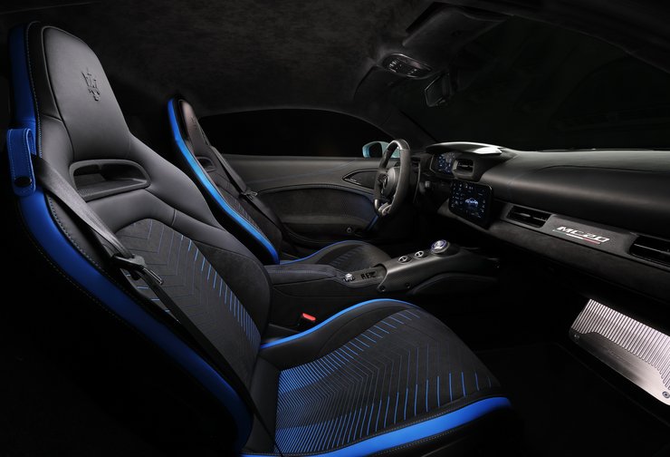 Салон отделан кожей, алькантарой и карбоном