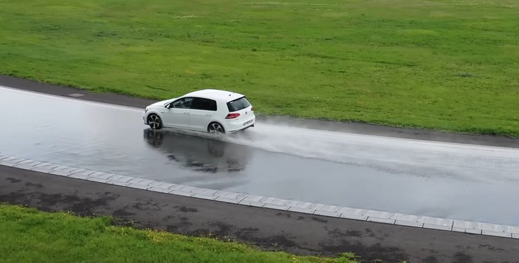 Тест на мокром треке