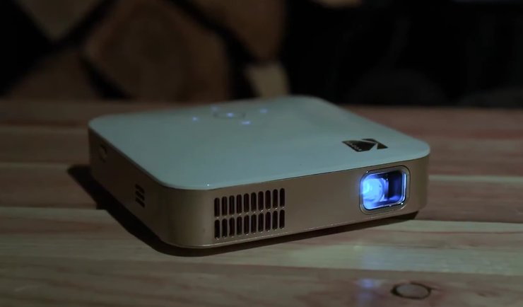 Проектор Kodak Luma 150 на столі