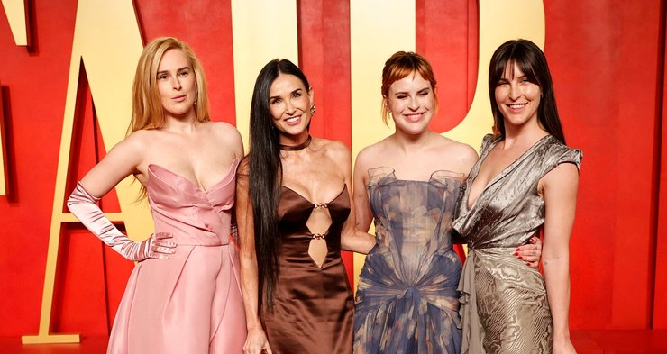 Деми Мур с дочерьми