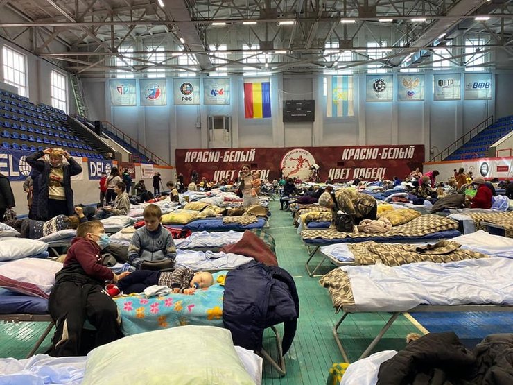 людей разместили в спортзале