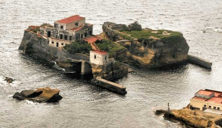 Проклятый остров, остров Гайола в Италии, проклятый остров, миллионер, вилла на острове, заброшенный остров, отшельник