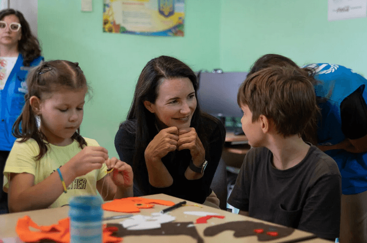 актриса Кристин Дэвис, украинские беженцы, дети