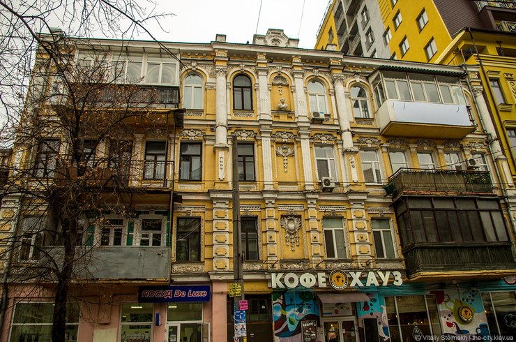 Бюст російського письменника Олексанра Пушкіна був розміщенний на будинку кінця XIX століття