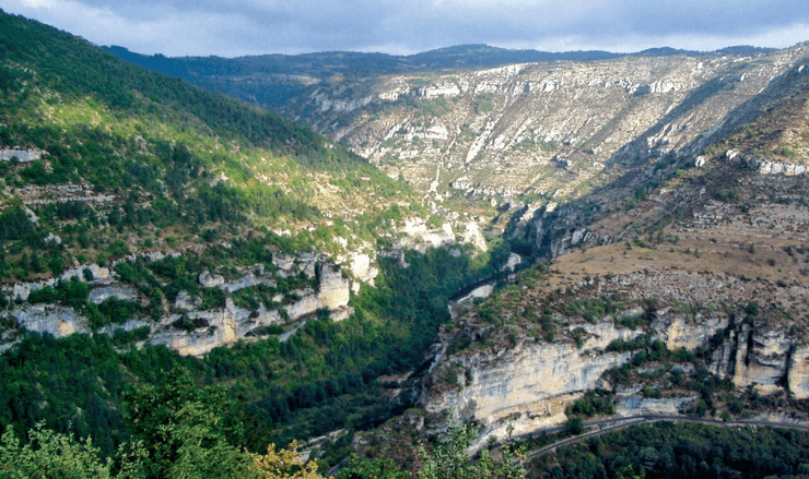 Глибокий каньйон у горах Севенни, недалеко від села Сен-Жюльєн-де-Пуент