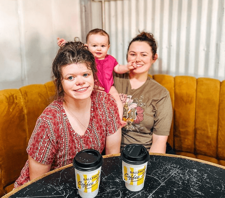 девушки, ребенок, кафе, сестры