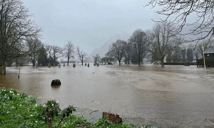 Общественный туалет, наводнения, паводки, туалет на сваях, похож на космический корабль, Ноев ковчег, деньги налогоплательщиков