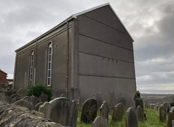 Бывшая часовня, часовня с кладбищем, хотят построить квартиры, автостоянка, хотят забетонировать могилы, убрать надгробия,