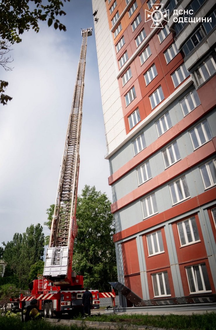фото крана та вибухотехніка ДСНС, Одеса, 20 травня