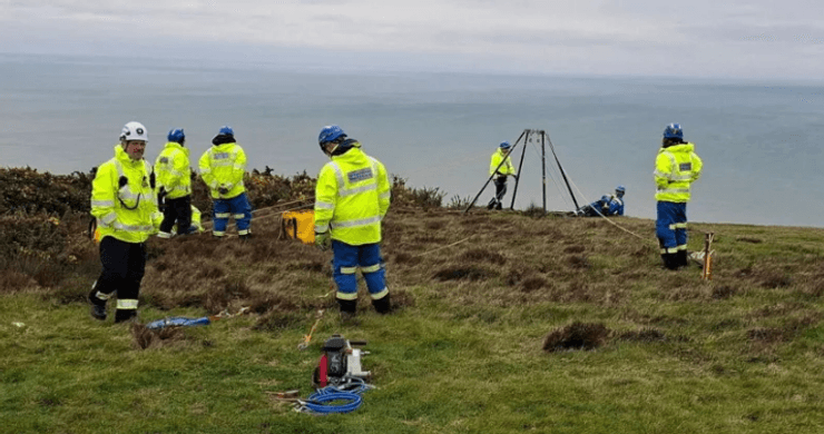 Кокер-спанієль застряг на скелі