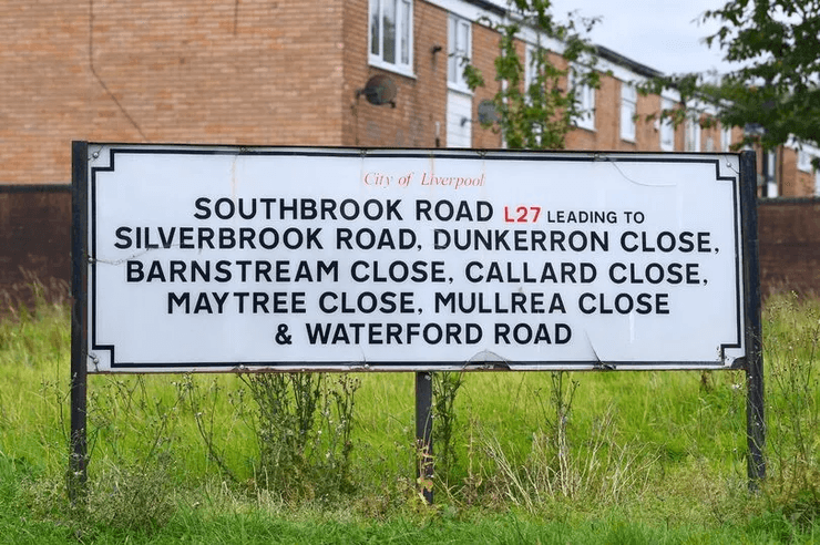 Уличный знак в Великобритании, дорожный знак, указатель, необычный размер знака, дорожный указатель, улицы, кошмар для водителей