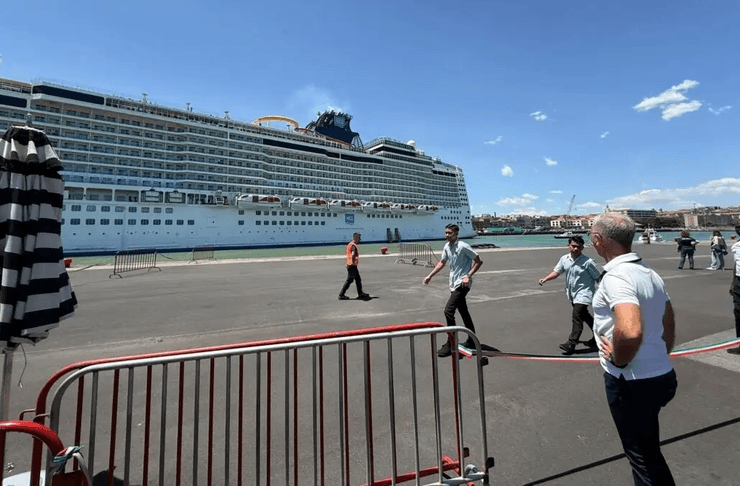 30 мая сильный ветер внезапно сорвал с причала крупный круизный лайнер Norwegian Epic