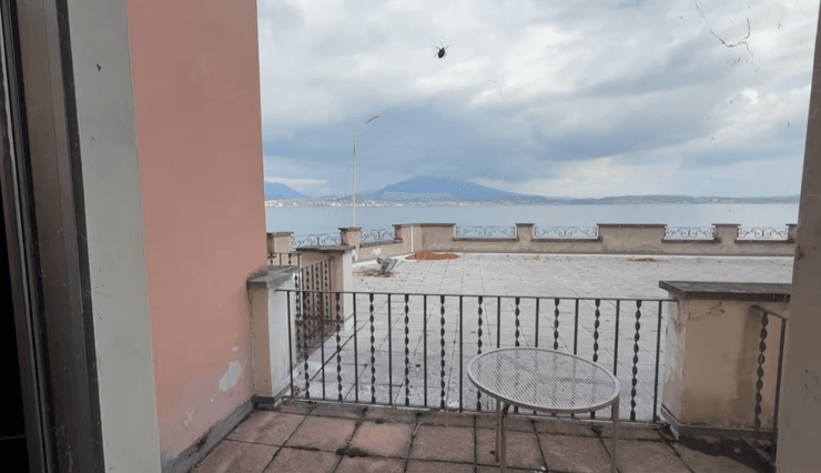 Терраса заброшенного отеля с видом на озеро Лаго-Маджоре