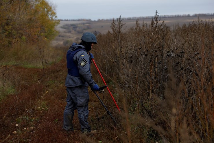 Снаряжение сотрудника ГСЧС, Сапер ищет бомбы в Харьковской области