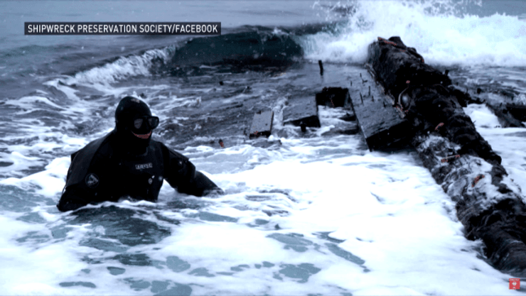 Часть затонувшего корабля у побережья