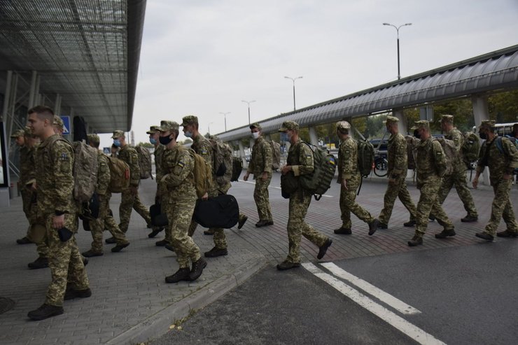 После торжественной части миротворцы сразу отправились в аэропорт