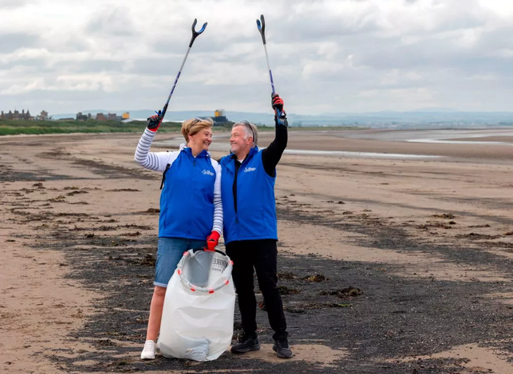 Миллионеры собирают мусор, победителей лотерею заметили за тем, как они копаются в хламе, фото, Шотландия