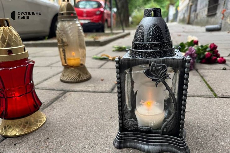 Лампадки та квіти на місці трагедії