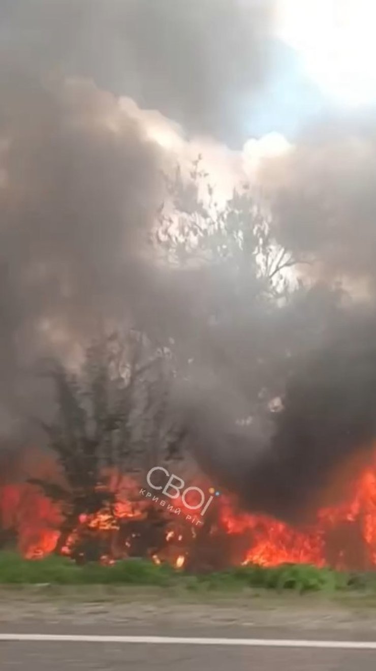 фото пожежі на трасі під Кривим Рогом, 15 липня