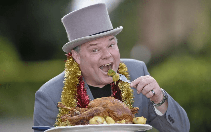 Мужчина празднует Рождество уже 31 год, Мистер Рождество, необычный стиль жизни, Рождественский ужин, пьет шампанское каждый день