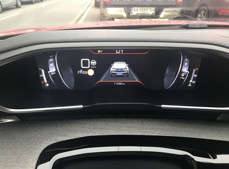 Пежо 508 2019, фото, руль, приборная панель, в движении