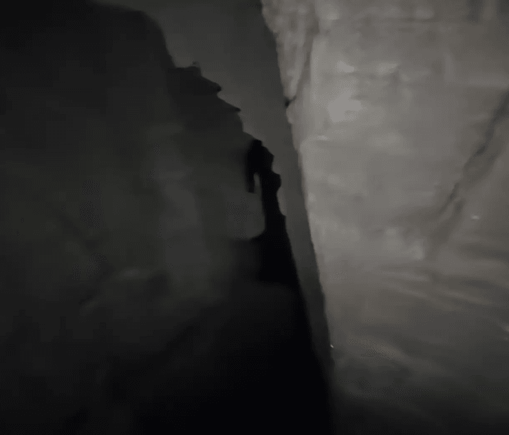 Пещера, глубокая впадина, огромная пропасть, впадина, тень, силуэт в пропасти,