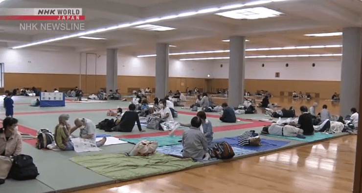 япония, наводнение, дождь, эвакуация, люди