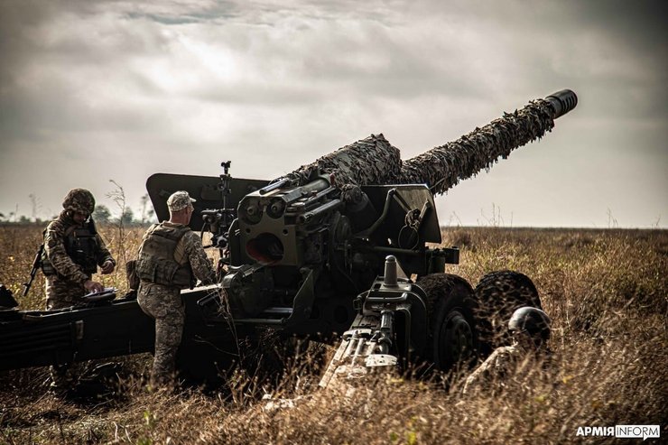 Артилеристи зі своєю зброєю у полі